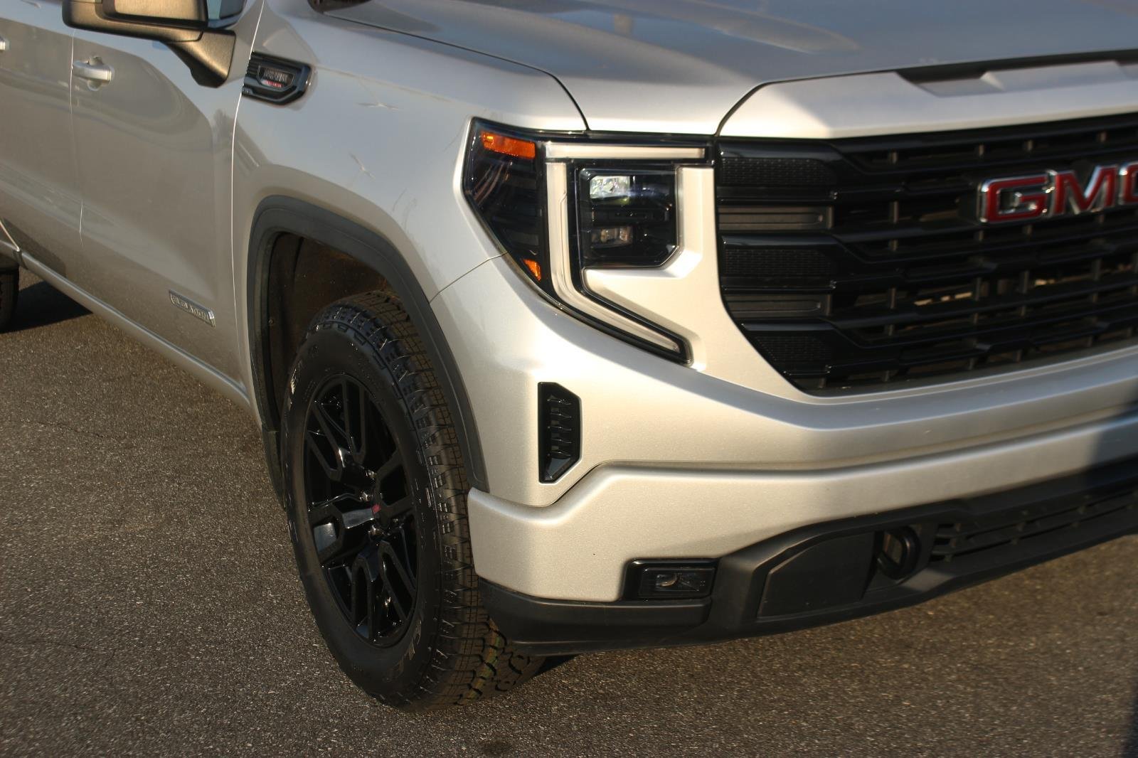 Used 2022 Quicksilver Metallic GMC Elevation image 9
