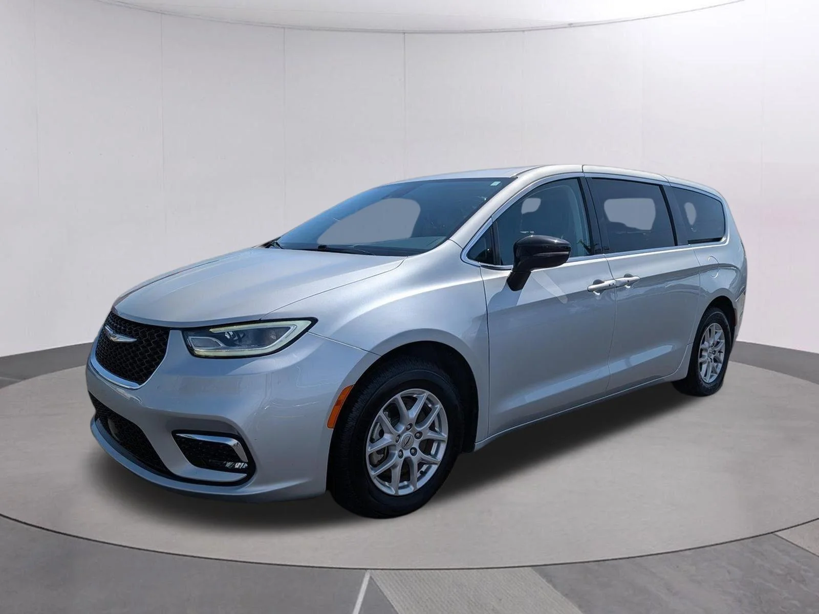 Used 2024 Silver Mist Clearcoat Chrysler Touring L image 1