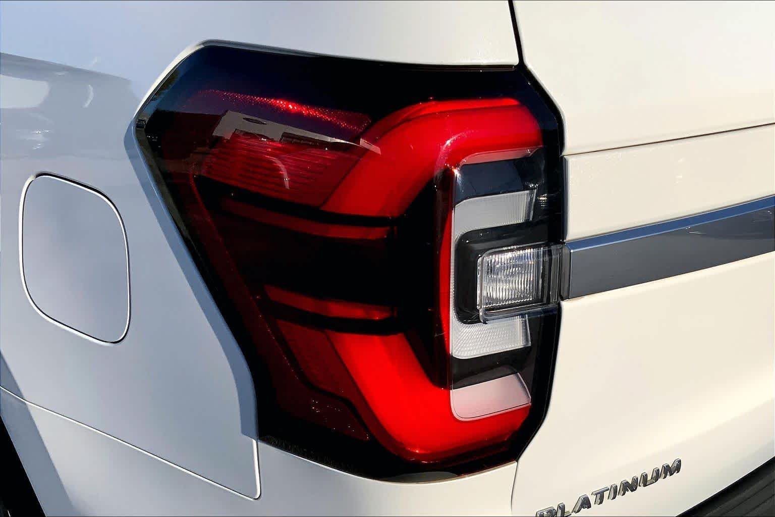 Used 2022 Star White Metallic Tri-Coat Ford Platinum image 25
