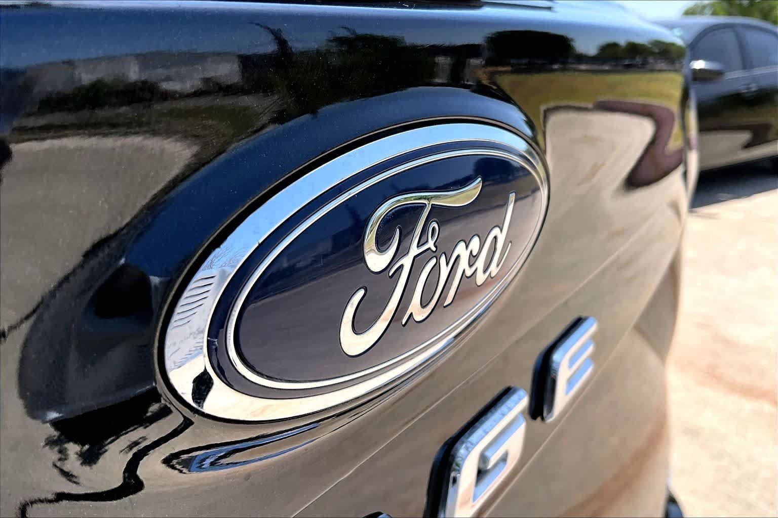 Used 2022 Agate Black Ford SEL image 31