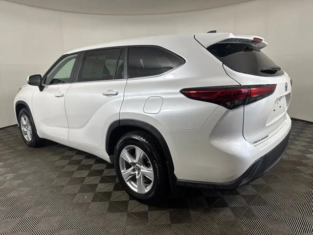Used 2023 Pearl Toyota LE image 6