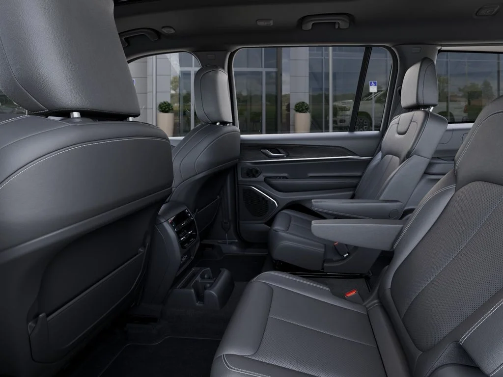 New 2026 Diamond Black Crystal Pearl-Coat Exterior Paint Jeep Limited Reserve image 23