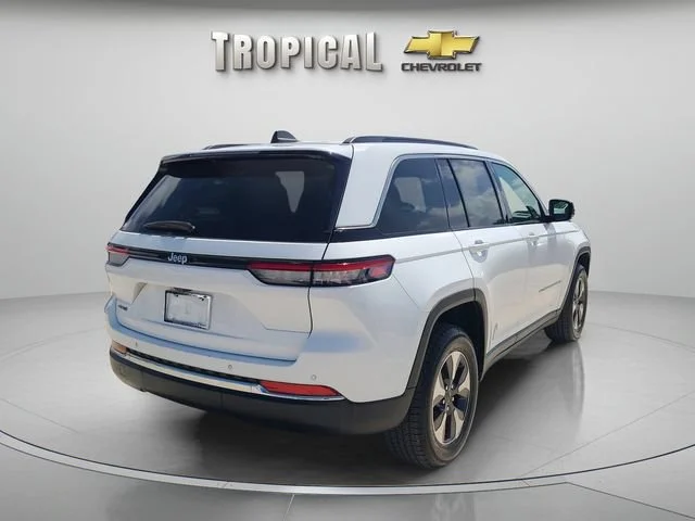 Used 2024 White Jeep LIMI image 3