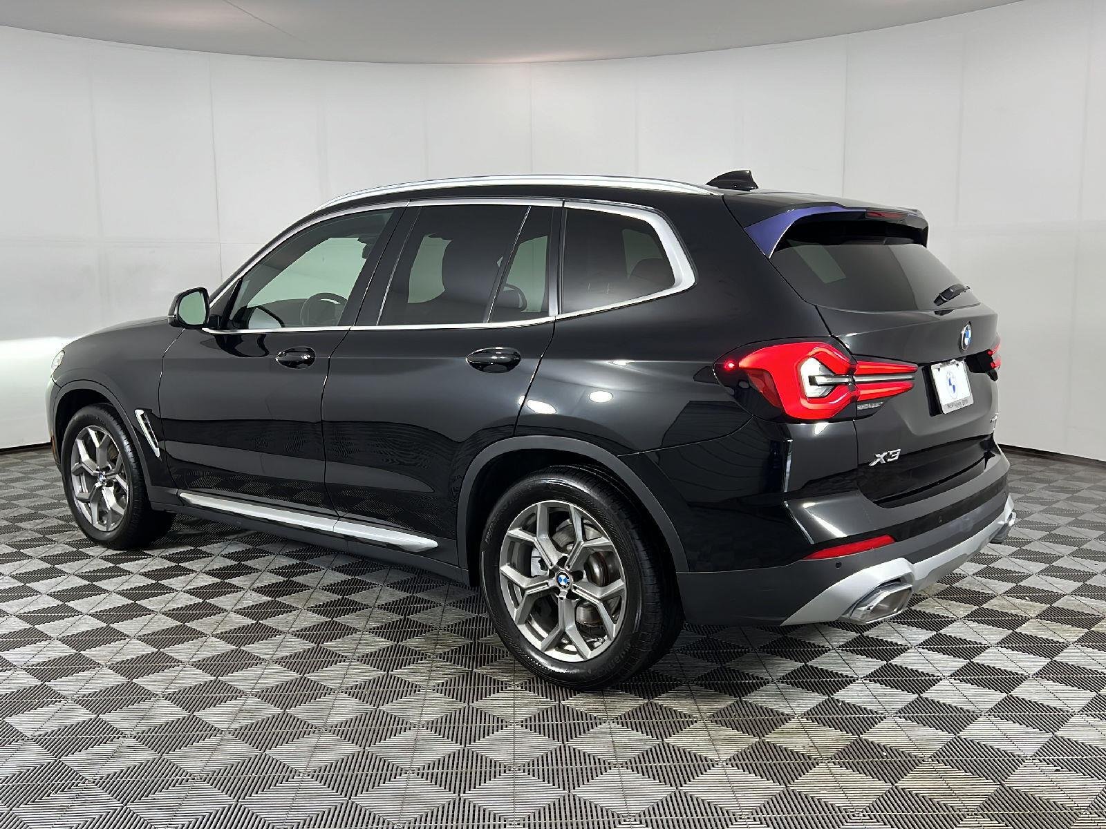 Used 2022 Black Sapphire Metallic BMW xDrive30i image 9