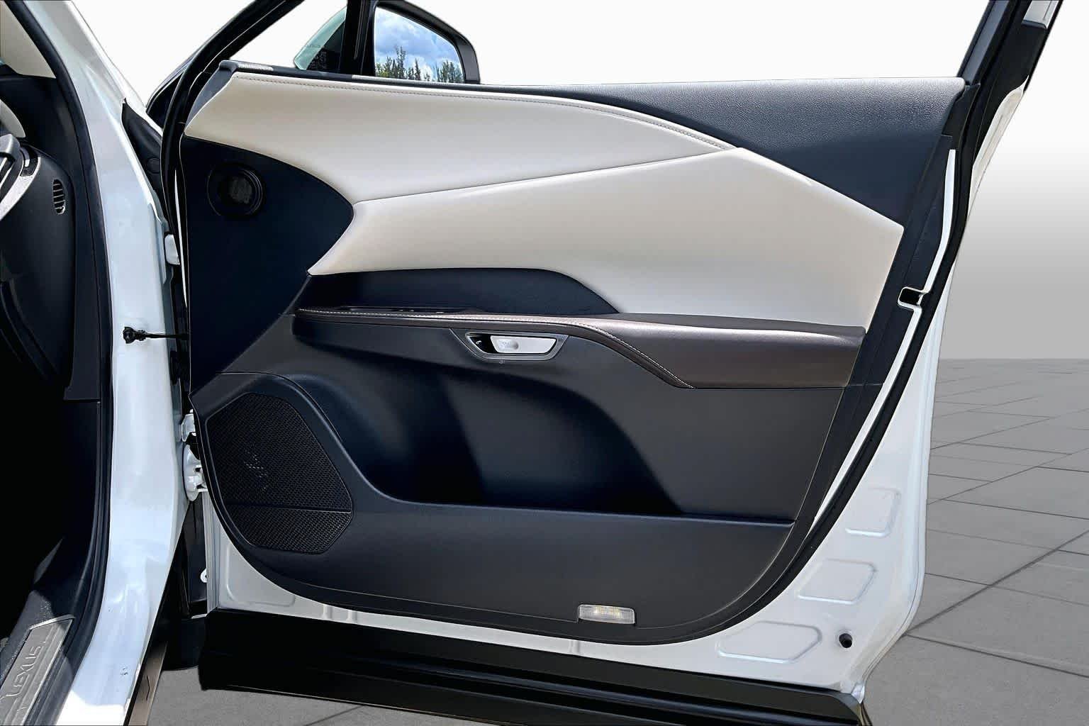 Used 2023 Eminent White Pearl Lexus Premium Plus image 27