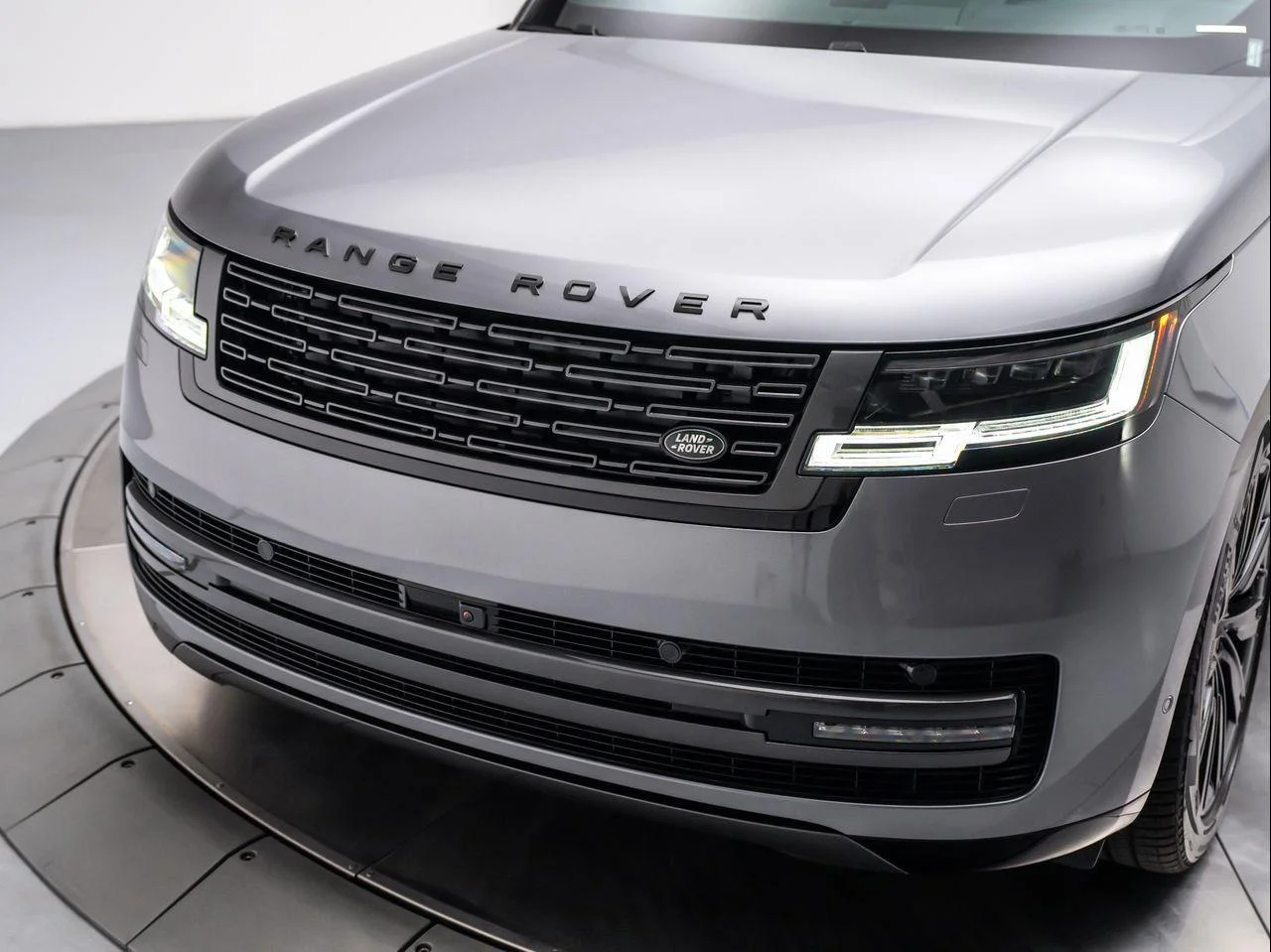 New 2026 Eiger Grey Land Rover P550e SE image 9