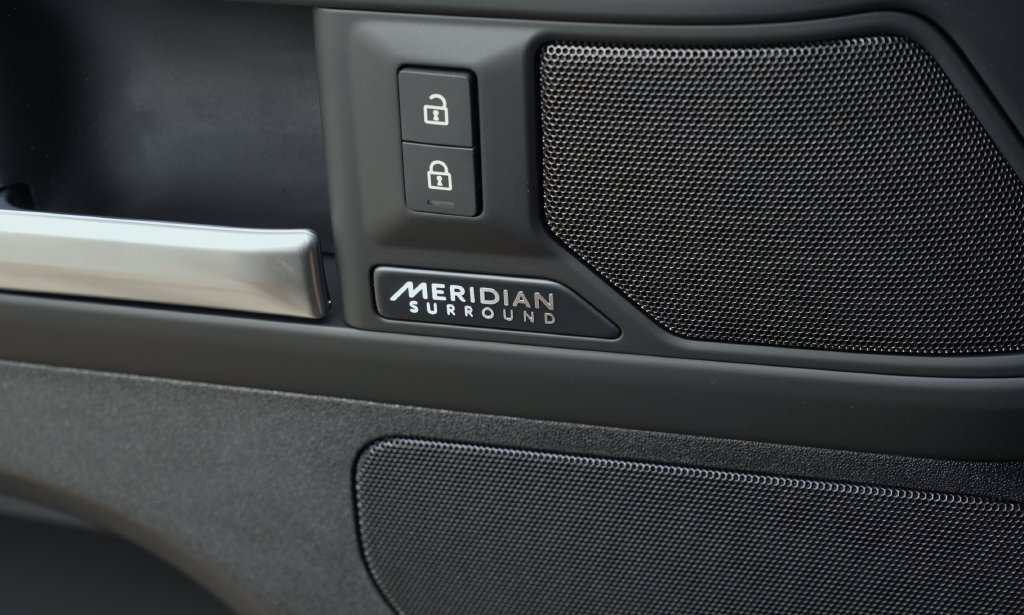 New 2026 Santorini Black Land Rover X-Dynamic SE image 11