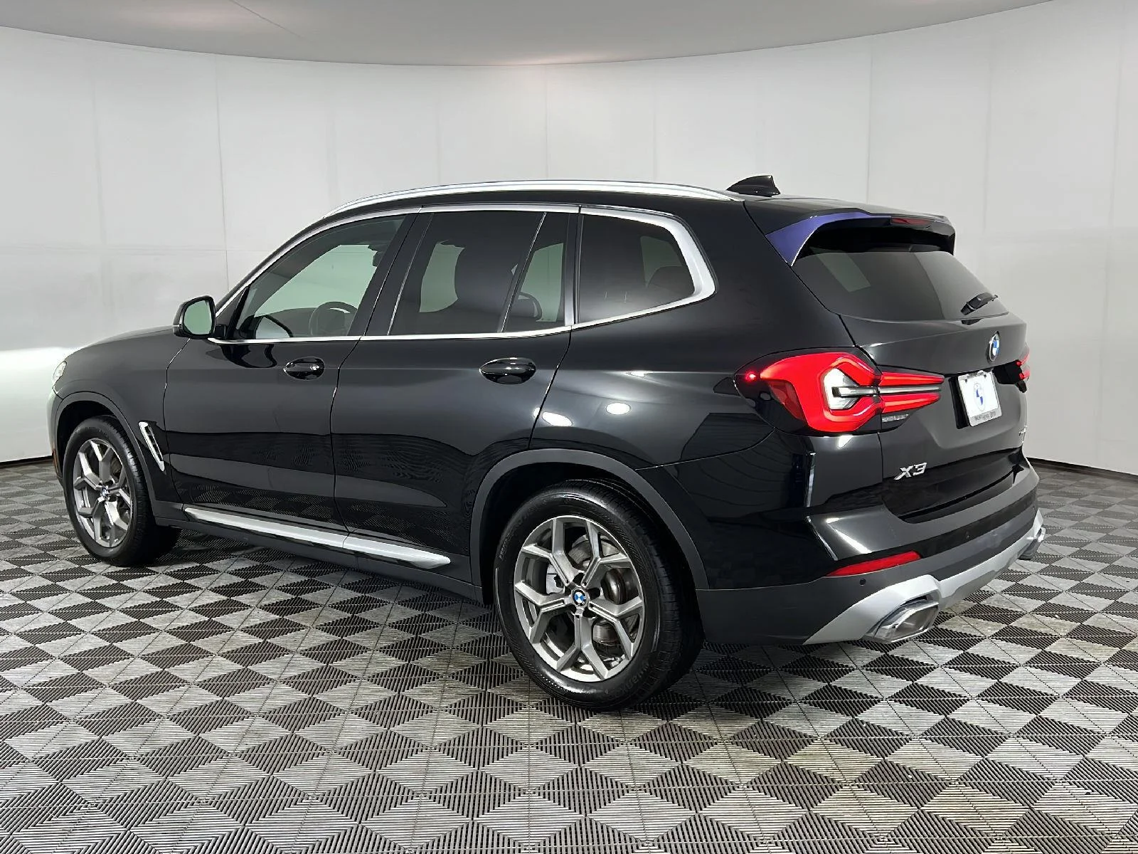 Used 2022 Black Sapphire Metallic BMW xDrive30i image 9