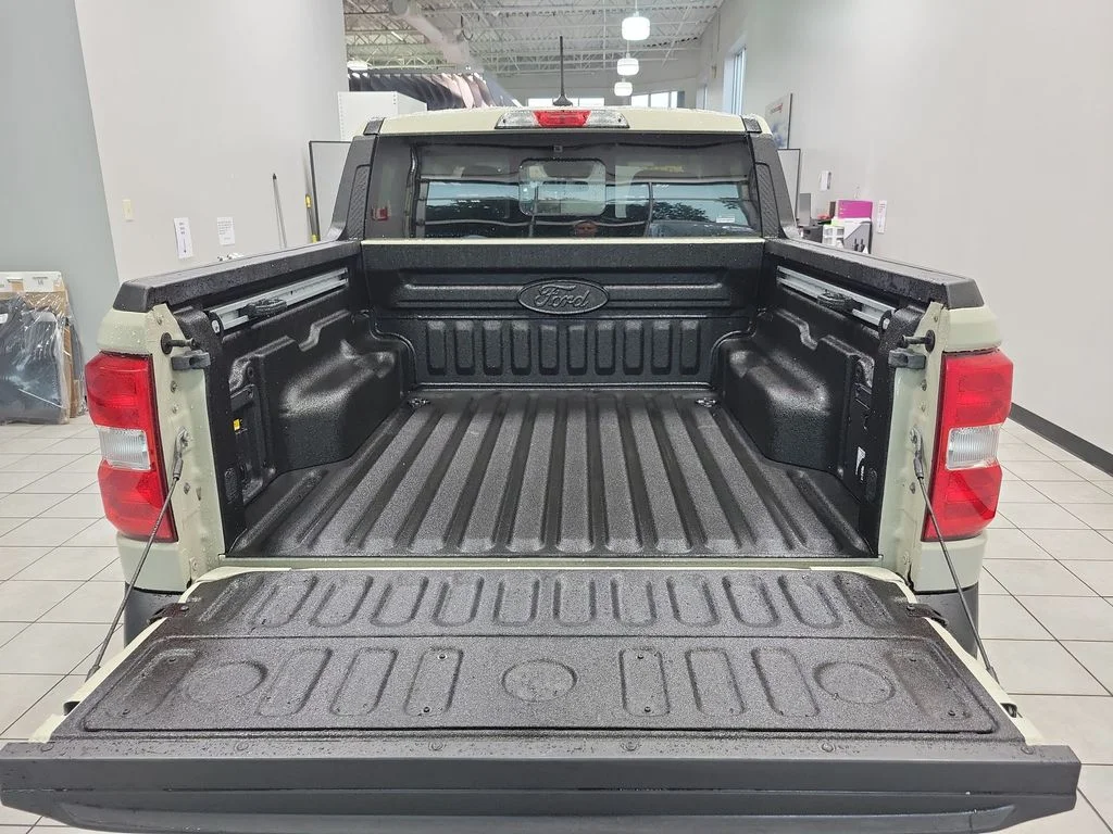 Used 2024  Ford Lariat image 13