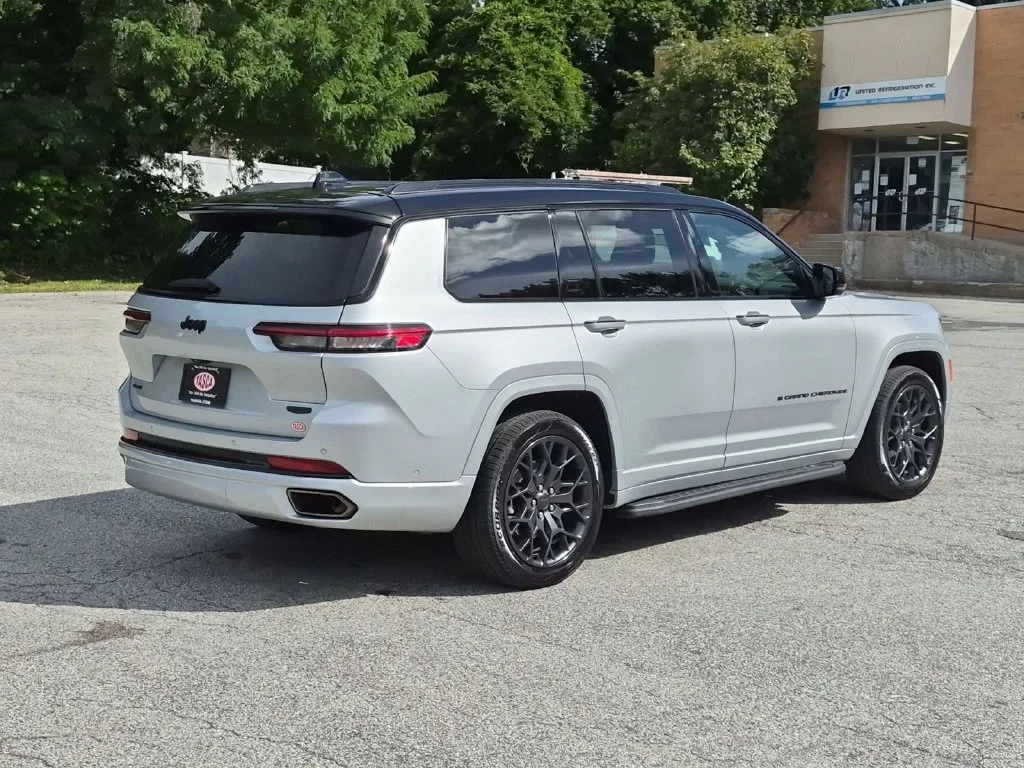 Used 2024 Silver Jeep Summit image 3