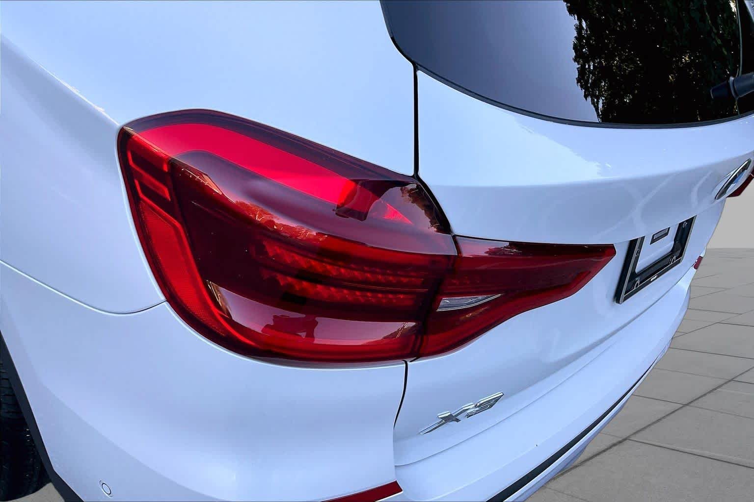 Used 2021 Mineral White Metallic BMW xDrive30e image 27