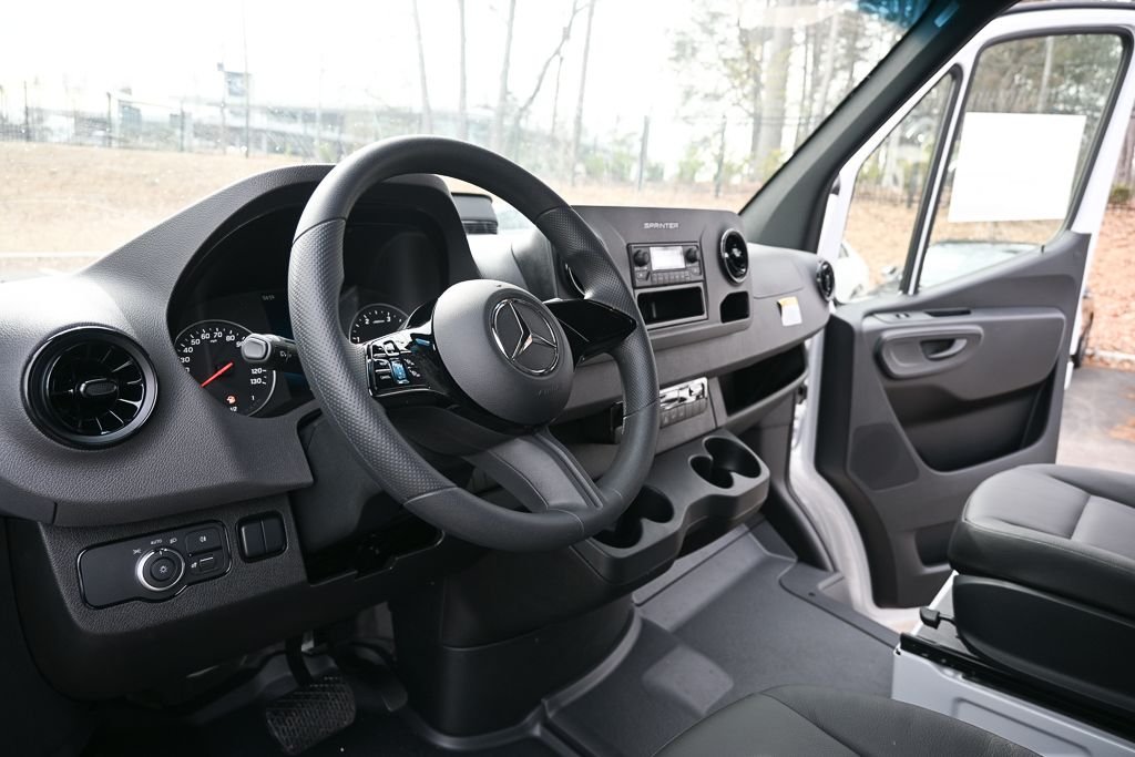 Used 2025  Mercedes-Benz Cargo 144 WB image 6