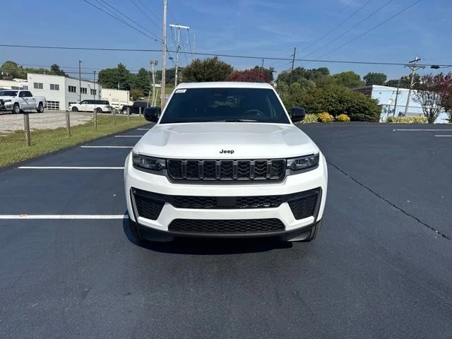 New 2027 Bright White Clearcoat Jeep Laredo Altitude image 2