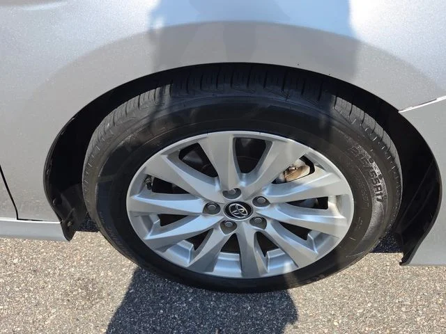 Used 2018 Silver Toyota LE image 16