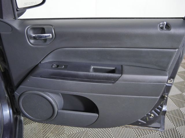 Used 2015 Gray Jeep Altitude image 9