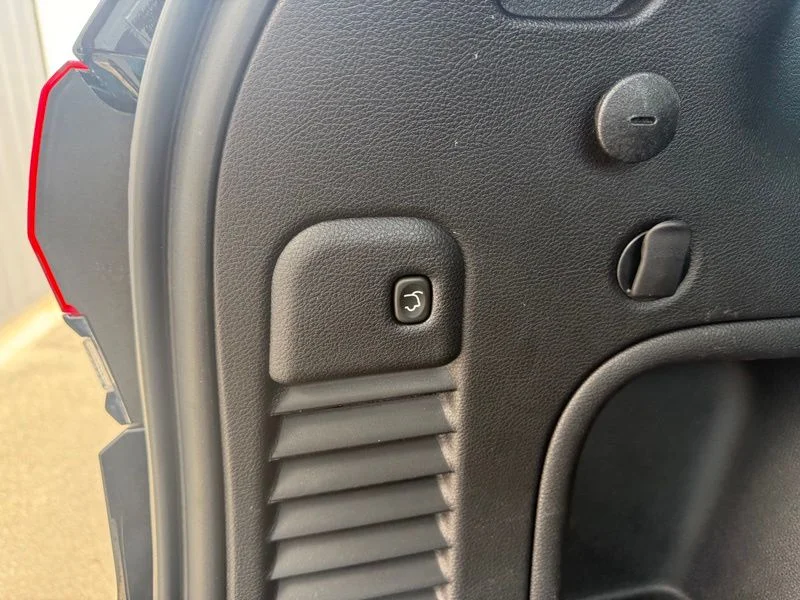 Used 2022 Black Jeep Limited image 9