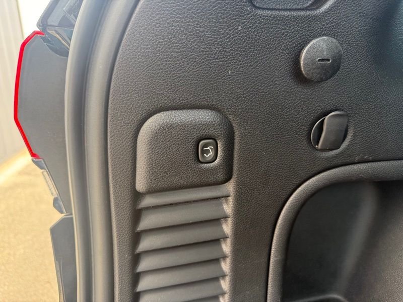 Used 2022 Black Jeep Limited image 9