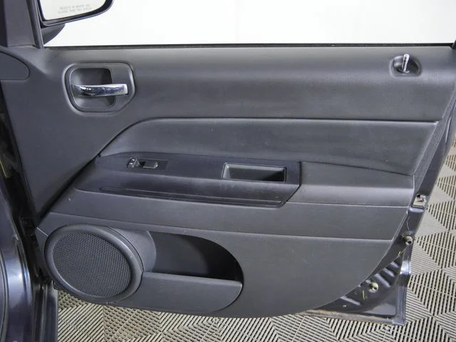 Used 2015 Gray Jeep Altitude image 9