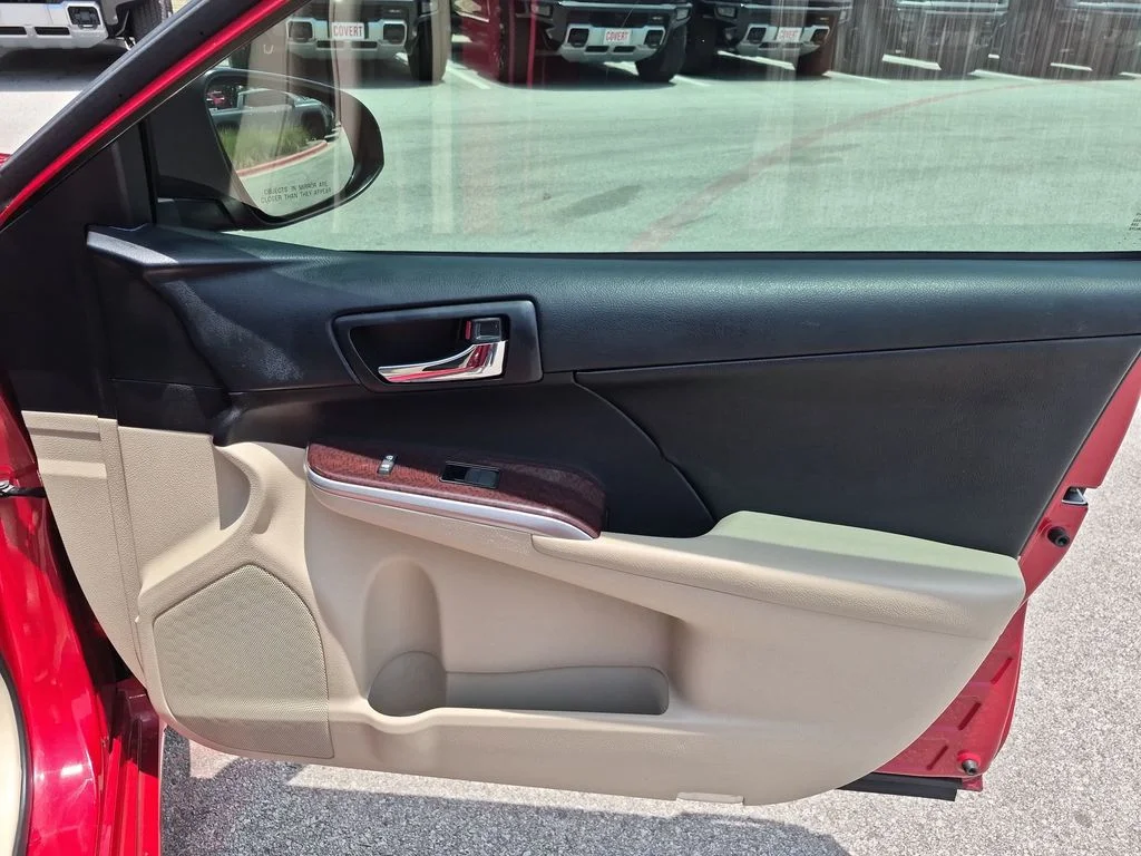 Used 2014 Red Toyota XLE image 17