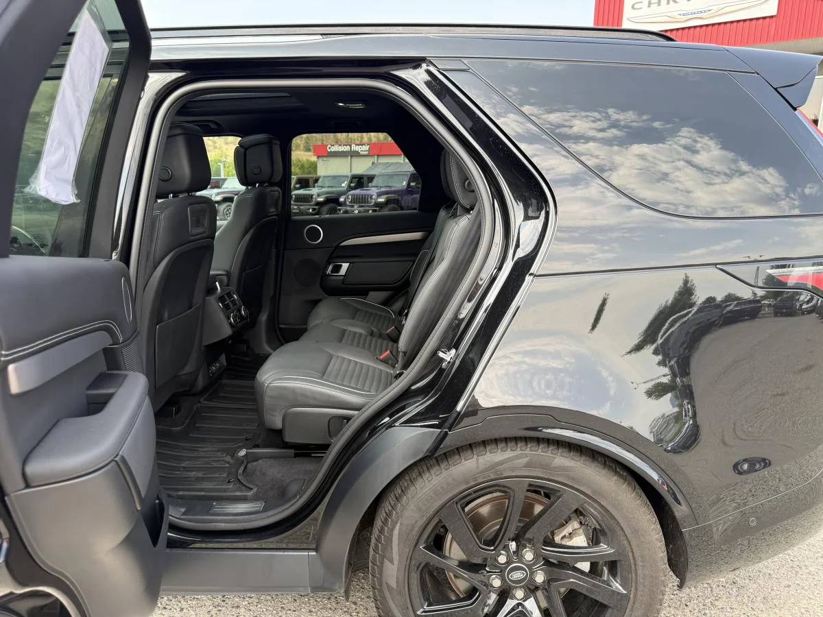 Used 2024 Black Land Rover Dynamic Se image 21