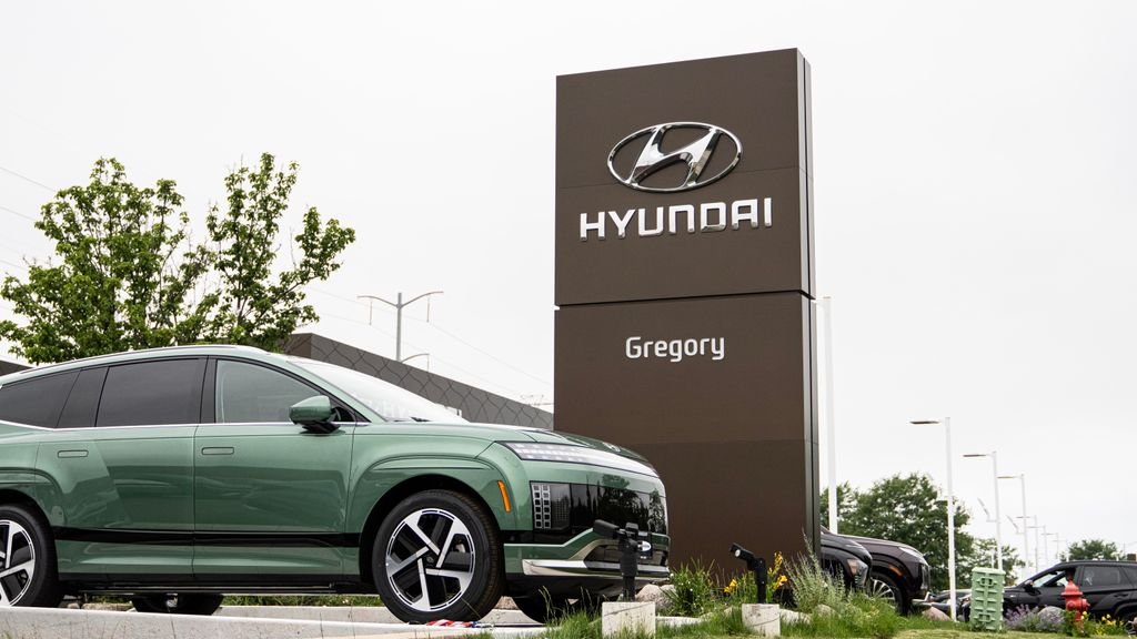 Used 2021 Tesla Model Y Long Range with VIN 5YJYGDEEXMF098942 for sale in Highland Park, IL