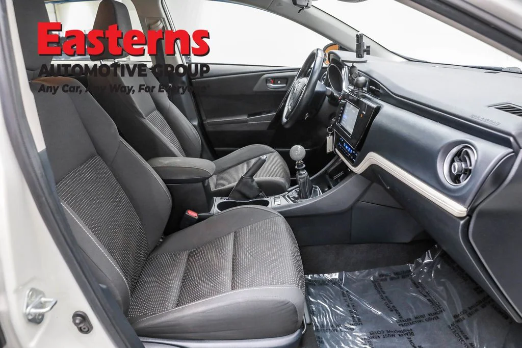 Used 2018 White Toyota Base image 22