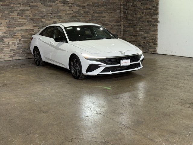 2025 Hyundai Elantra SEL Sport photo 3