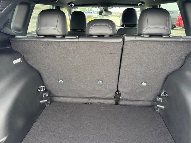 New 2026 Bright White Clear-Coat Exterior Paint Jeep Latitude image 32