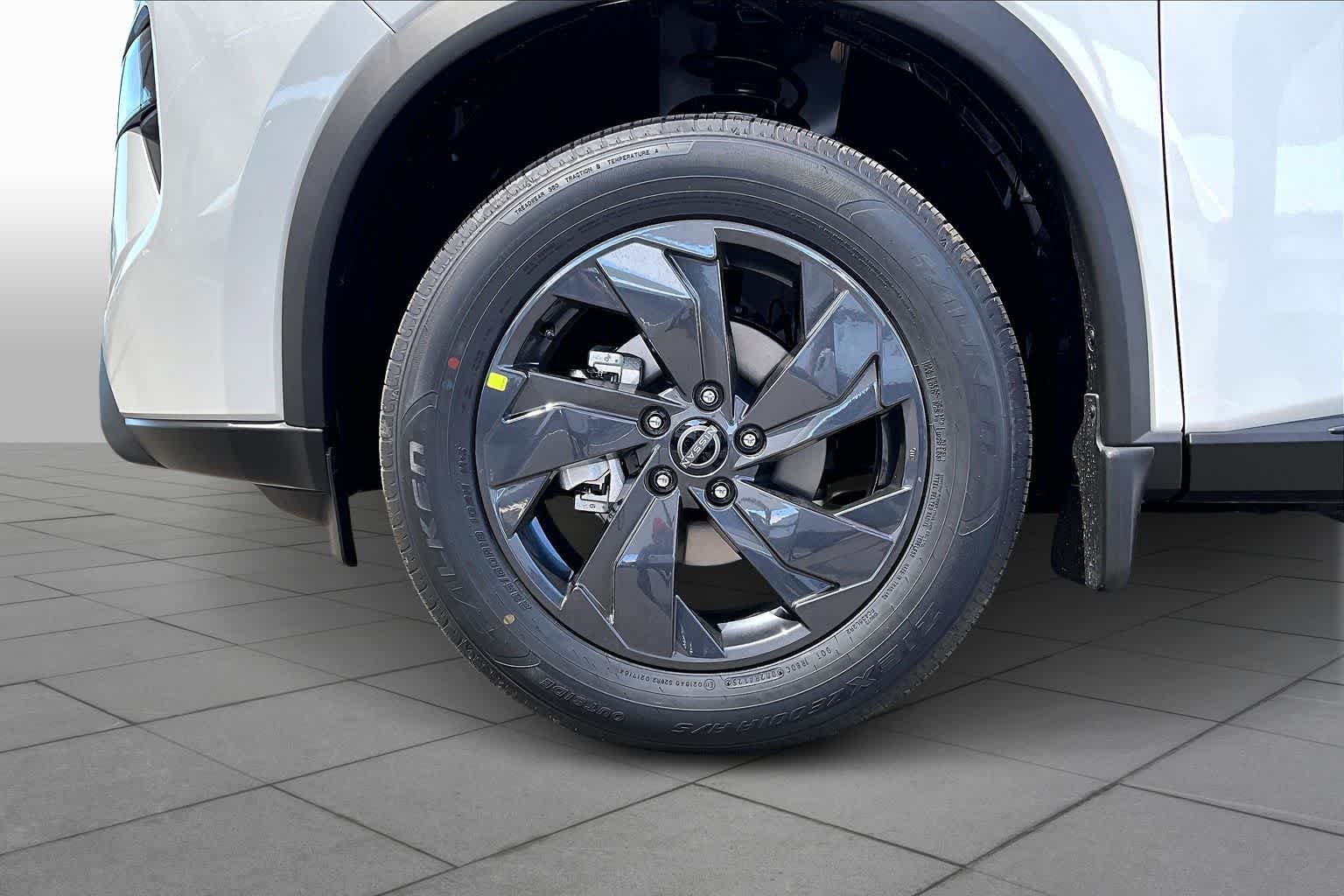 New 2026 Everest White Pearl TriCoat Nissan SV image 9