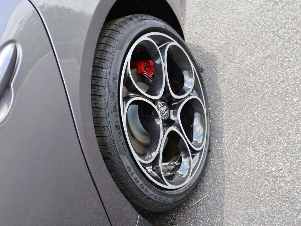 New 2026 Vesuvio Gray Metallic Alfa Romeo Base image 41
