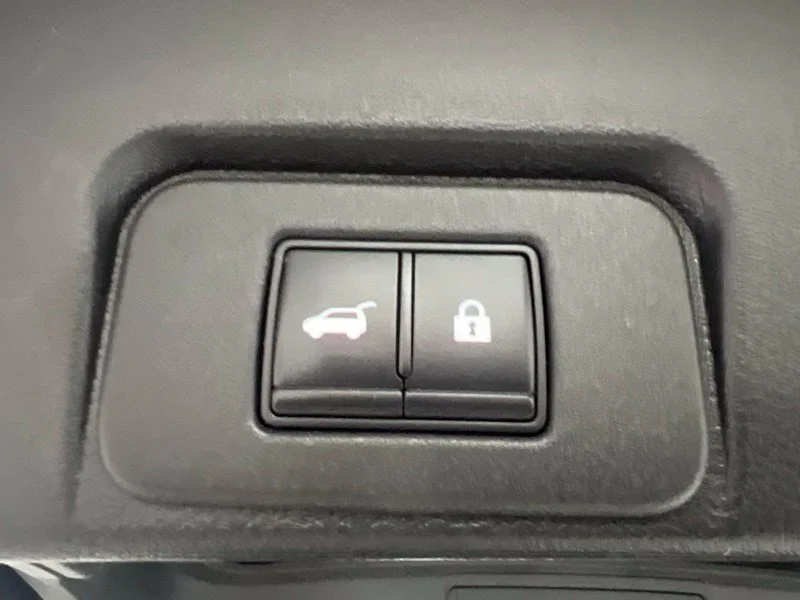 Used 2021 White Nissan SL image 9