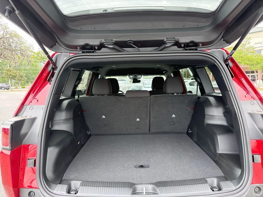 New 2026 Red Hot Pearl-Coat Exterior Paint Jeep Laredo image 29