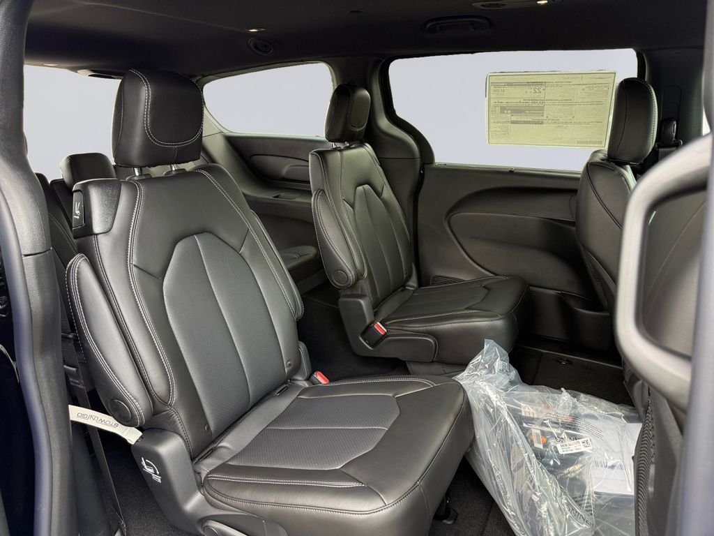 New 2027 Diamond Black Crystal Pearl-Coat Exterior Paint Chrysler Select image 18
