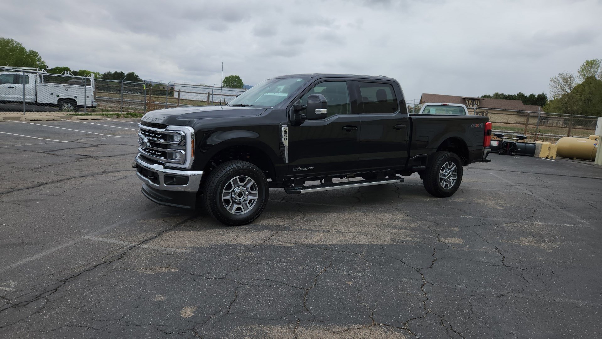 Used 2025 Black Metallic Ford LARIAT image 4