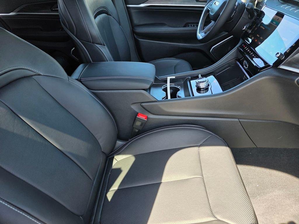 New 2026 Diamond Black Crystal Pearl-Coat Exterior Paint Jeep Limited Reserve image 12