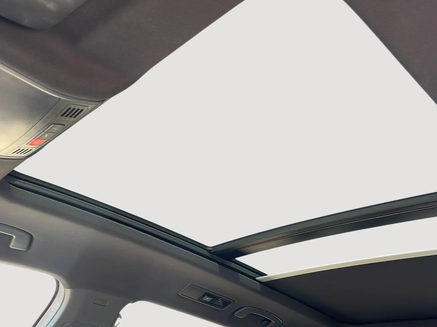 Used 2019 White Silver Metallic Volkswagen SEL image 4