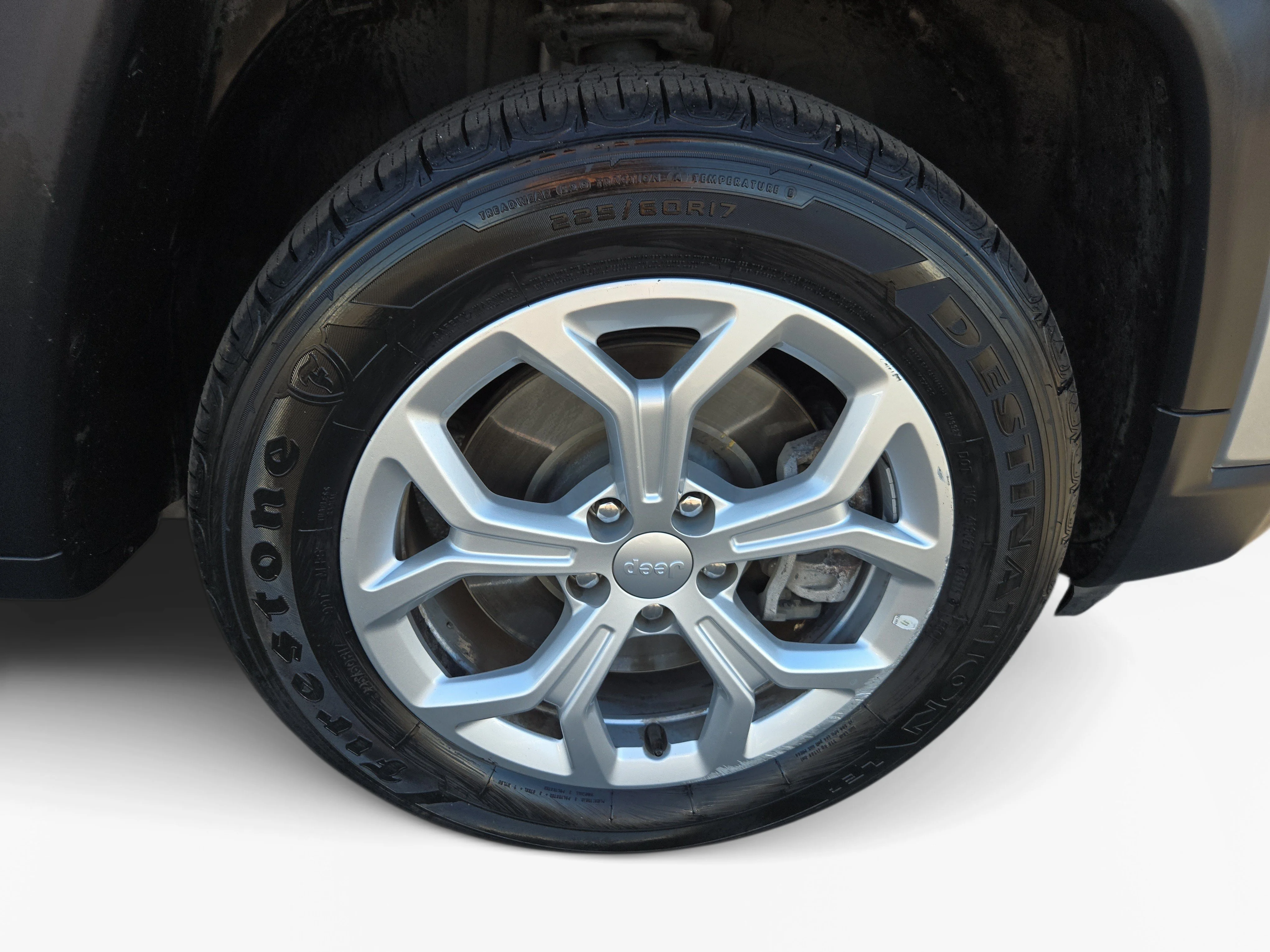 Certified Used 2024 Silver Jeep Latitude image 9