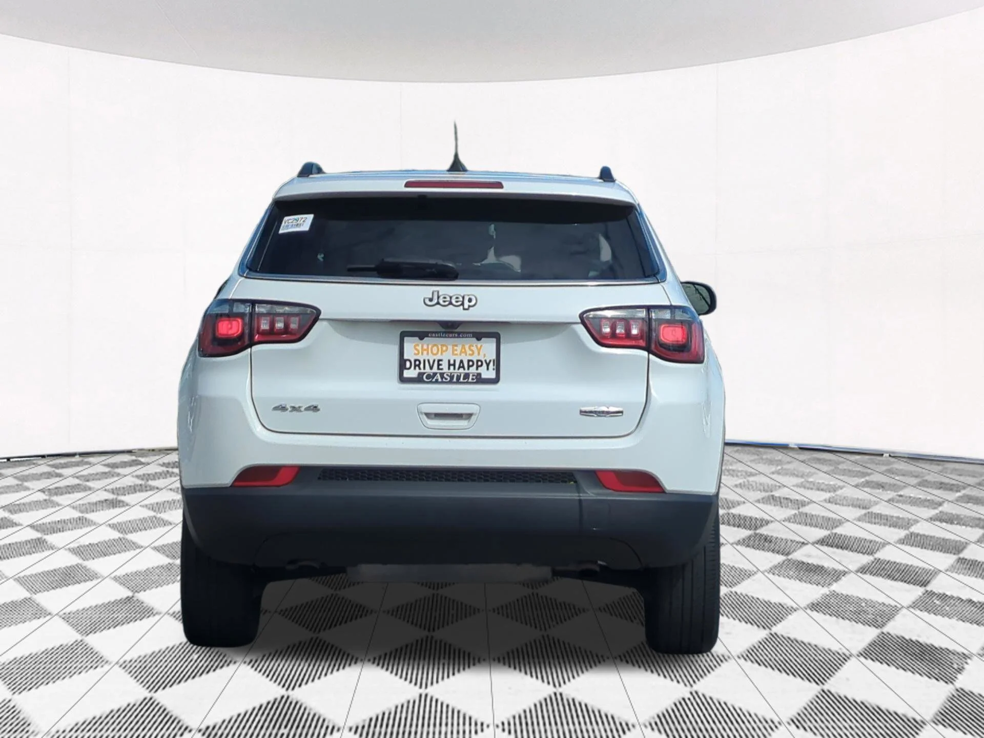 Used 2024  Jeep Latitude image 5