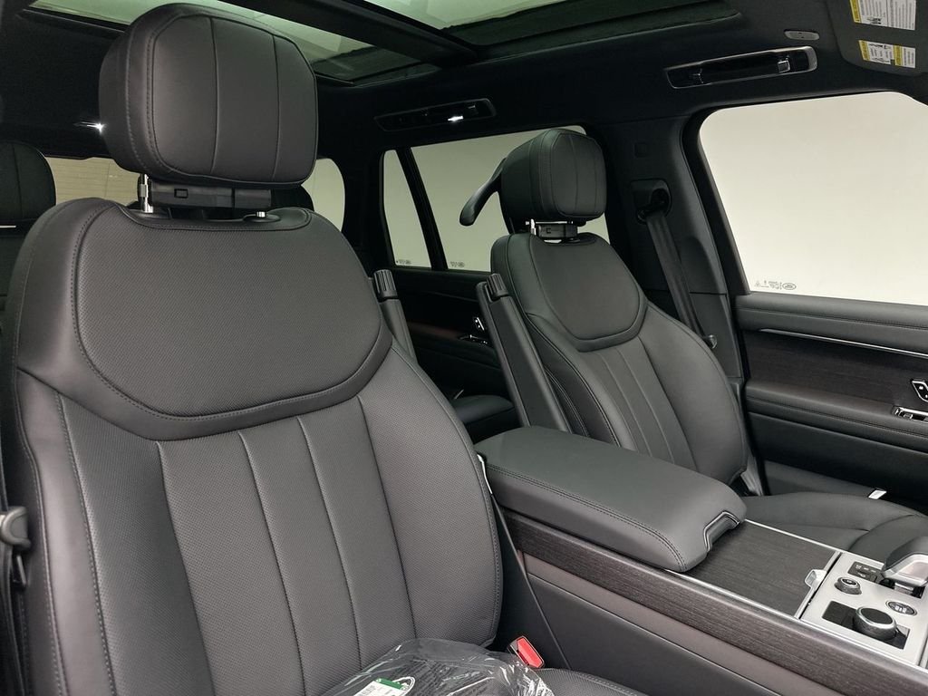 New 2027 Santorini Black Land Rover SE image 6
