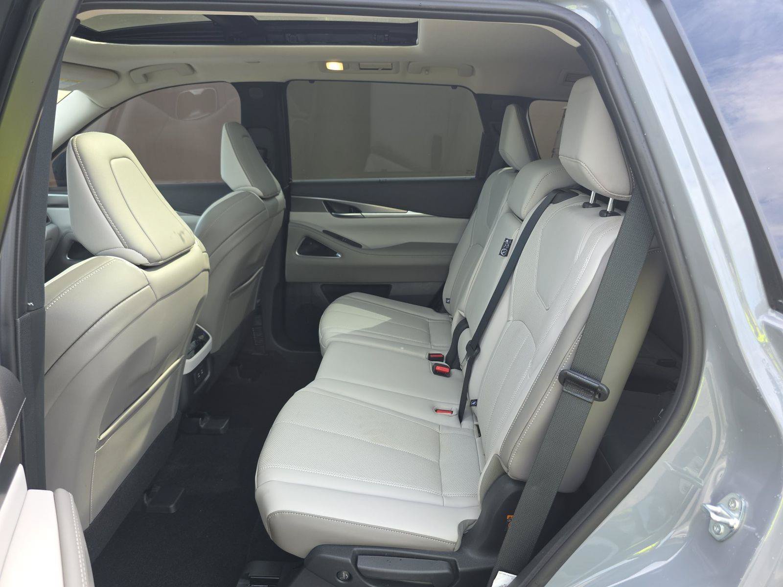 Certified Used 2026 Gray INFINITI LUXE image 4
