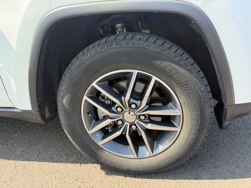 Used 2018 Bright White Clearcoat Jeep Limited image 27