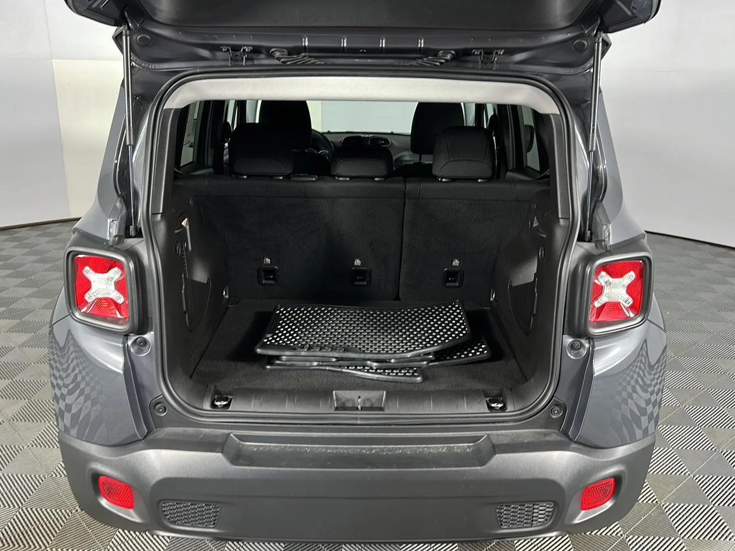 Used 2022 Graphite Gray Jeep Latitude image 8