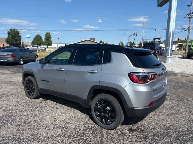 Used 2023 Silver Jeep Latitude image 5