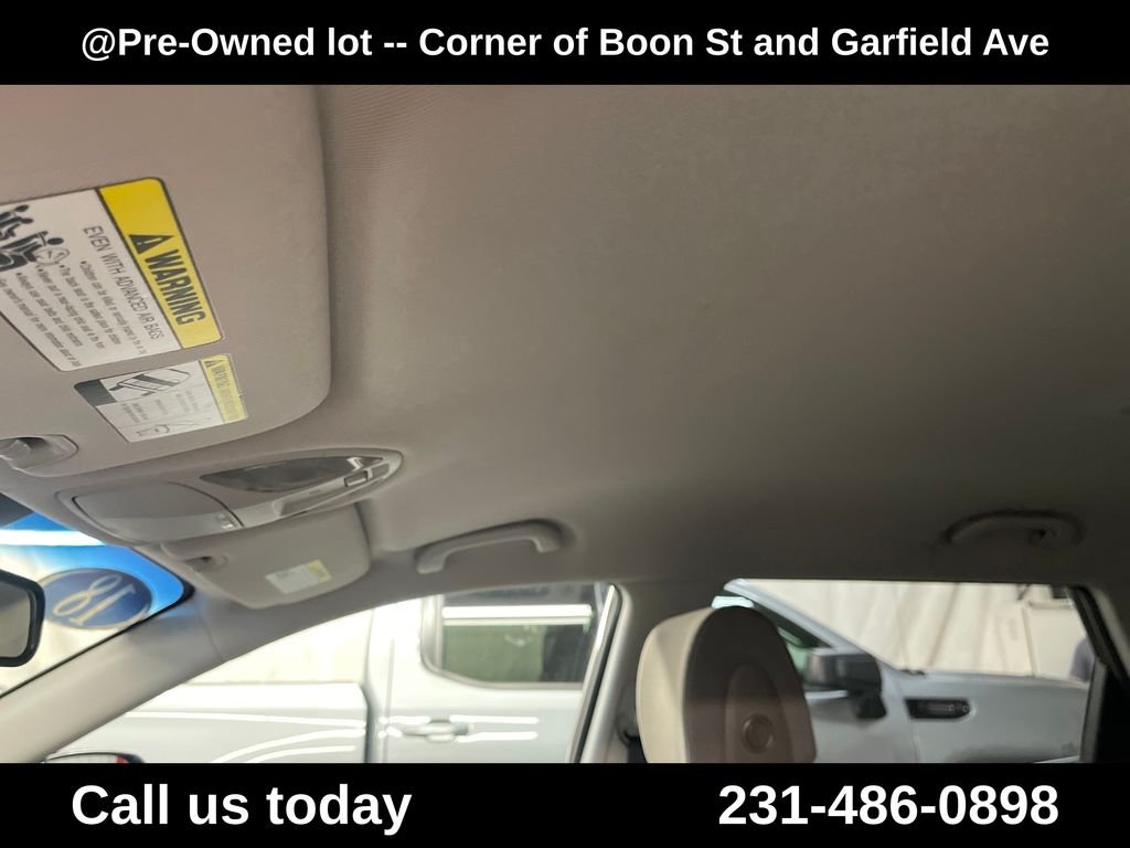 Used 2018 Black Hyundai SE image 13