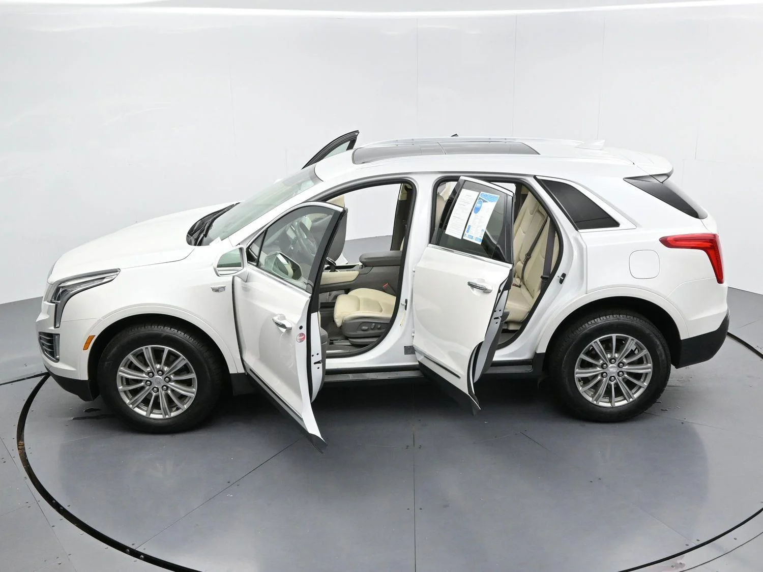 Used 2017 CRYSTAL WHITE TRICOAT Cadillac Luxury FWD image 39