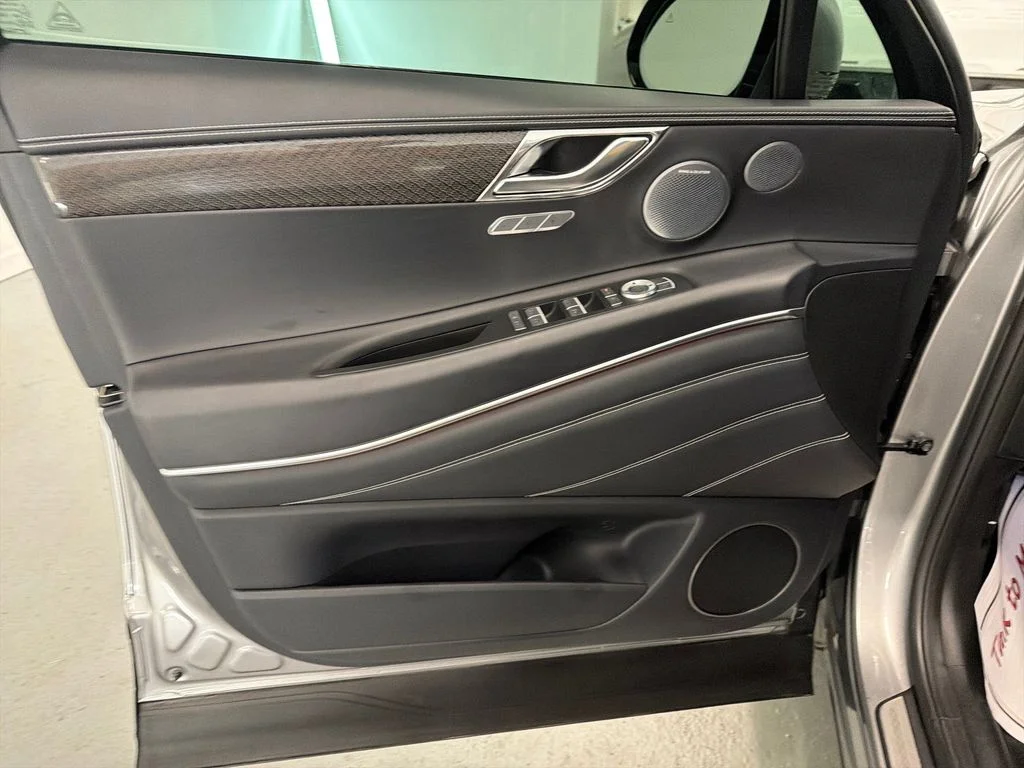 Used 2025 Silver Genesis 3.5T e-SC image 13