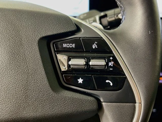 Used 2023 White Kia Wind image 32