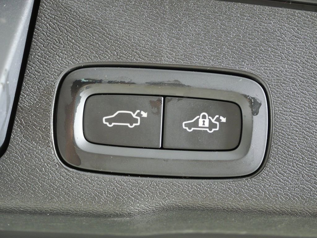 Used 2025 Black Volvo T8 Ultra Black Edition image 29