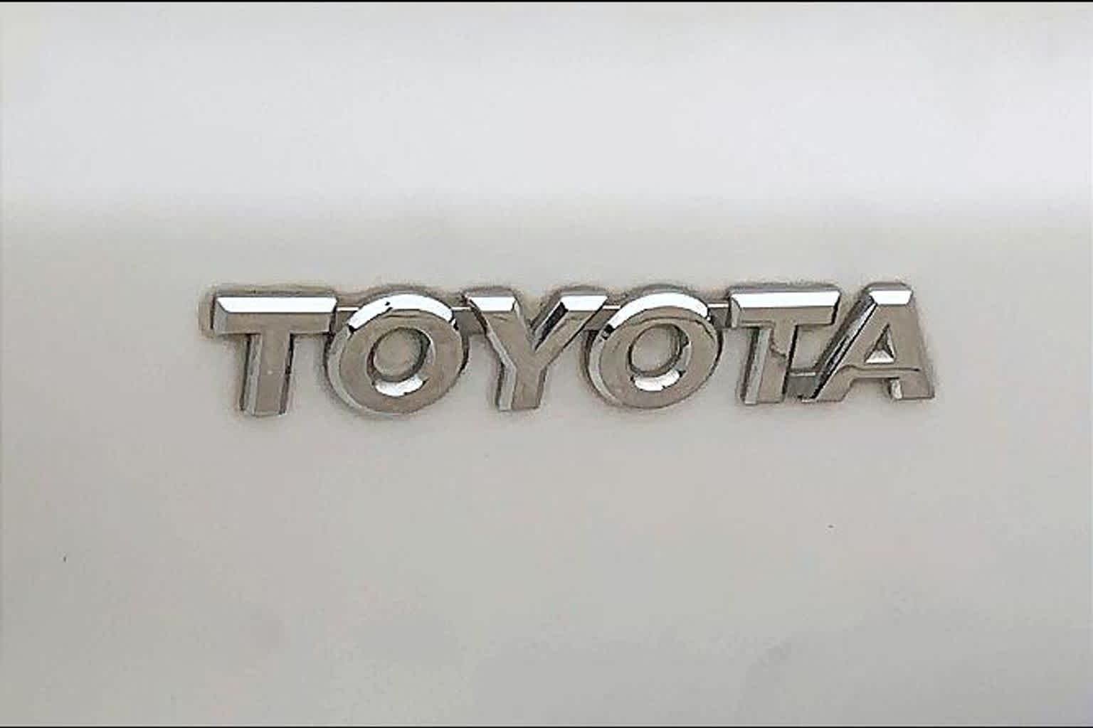 Used 2006 Natural White Toyota SR5 image 28