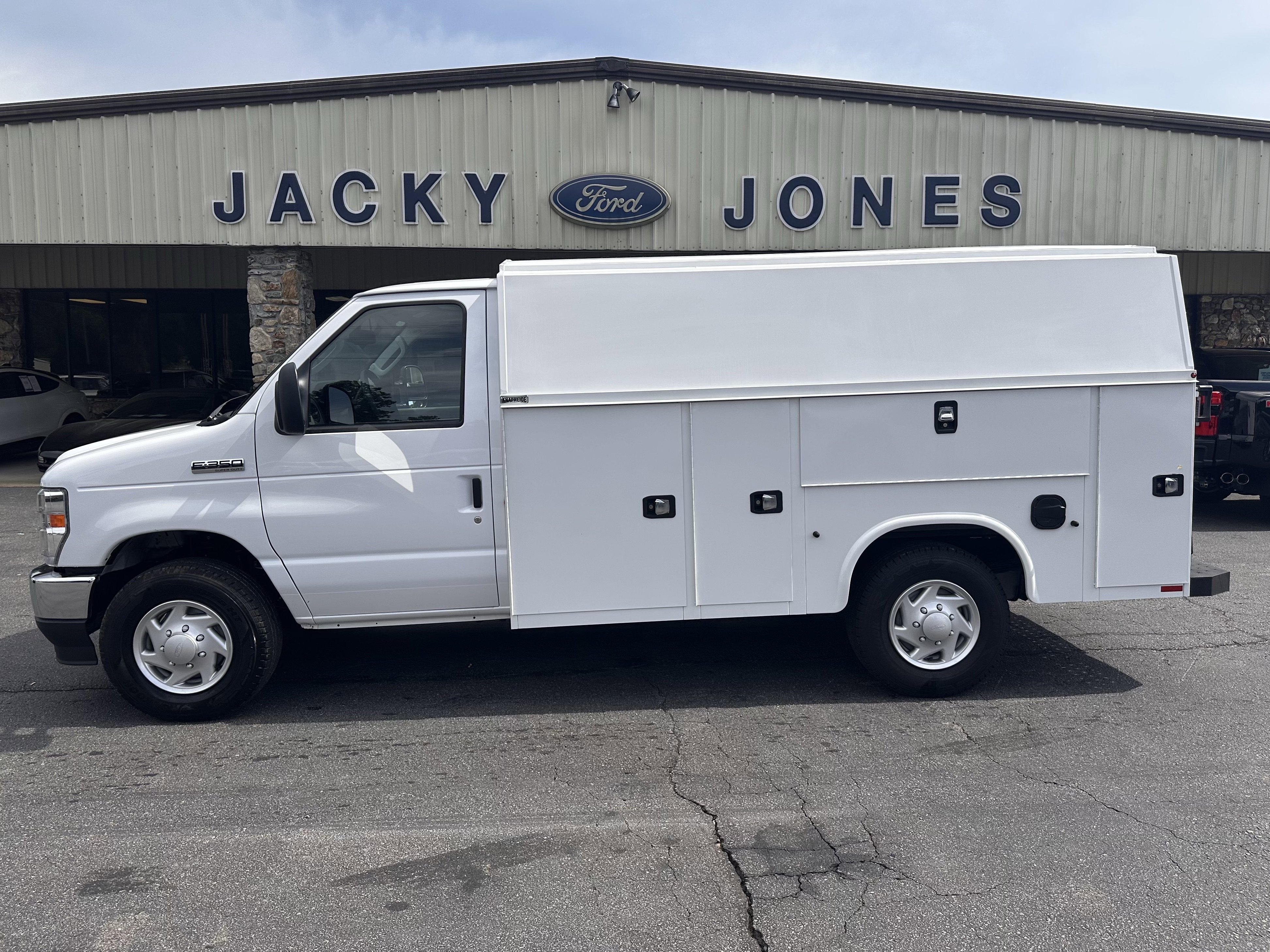 2026 Ford E-Series SRW E-350 Super Duty 138 in WB's photo